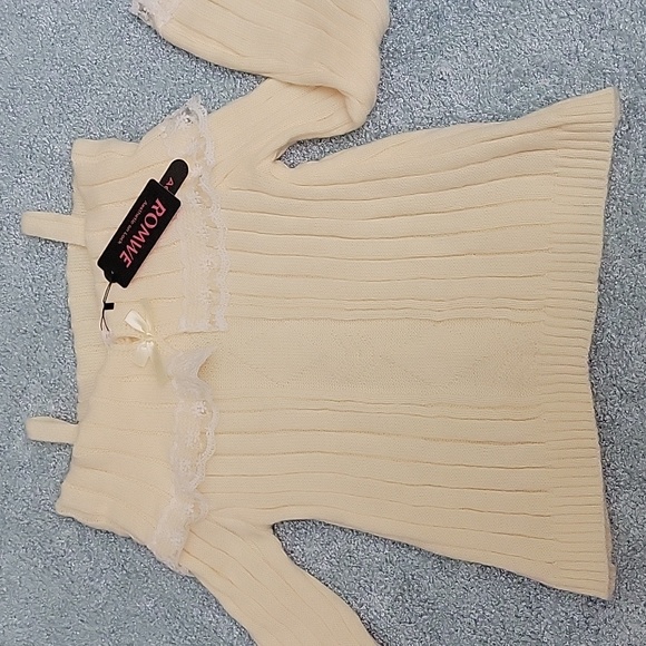 ROMWE Tops - NWT Sweater blouse